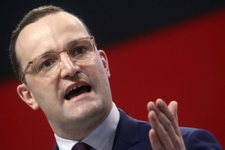 Jens Spahn macht eine Handbewegung.