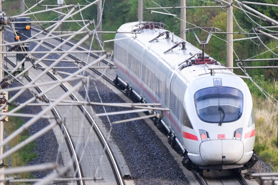 Aus Sorge um sein Gepäck: Mann klammert sich außen an fahrenden ICE - Notbremsung