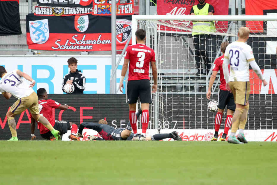 In Ingolstadt erzielte Pascal Testroet (l.) sein erstes Zweitliga-Tor für den FC Erzgebirge.