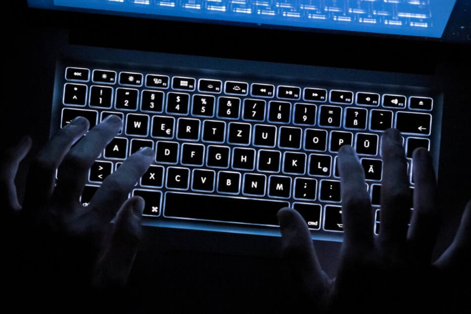 Der Mann soll die Drogen online verkauft haben.