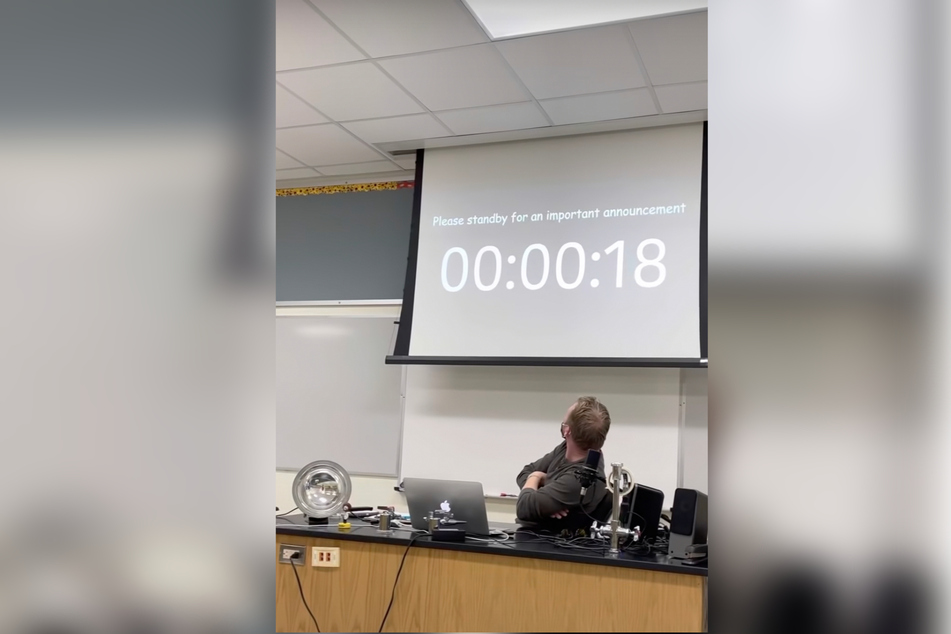 Die Schüler legten unter anderem einen Projektor lahm und zeigten einen Countdown bis zur eigentlichen Überraschung.