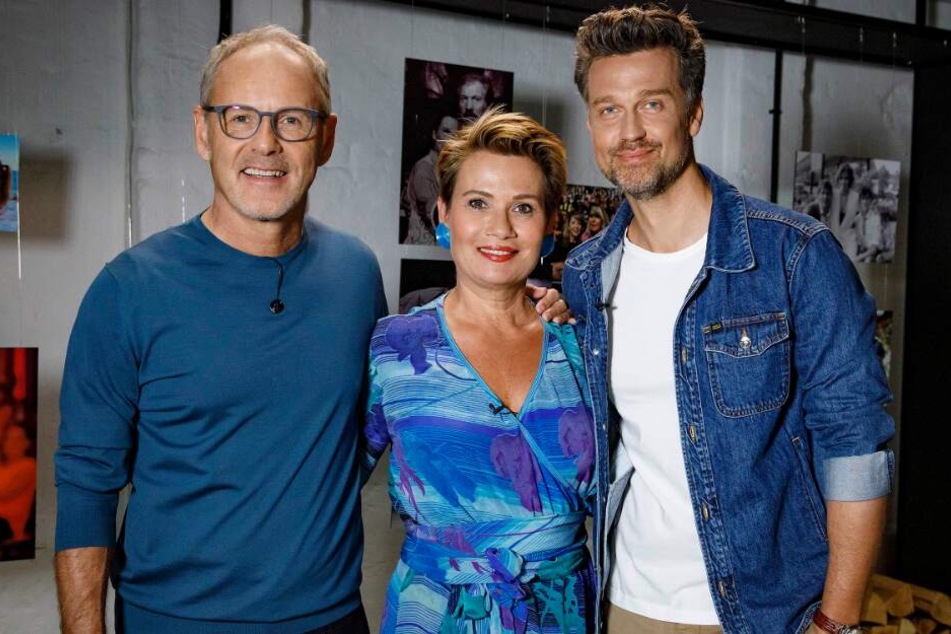 Reinhold Beckmann (l) begrüßt in seiner Talkshow Jenny Jürgens (m) und Wayne Carpendale.