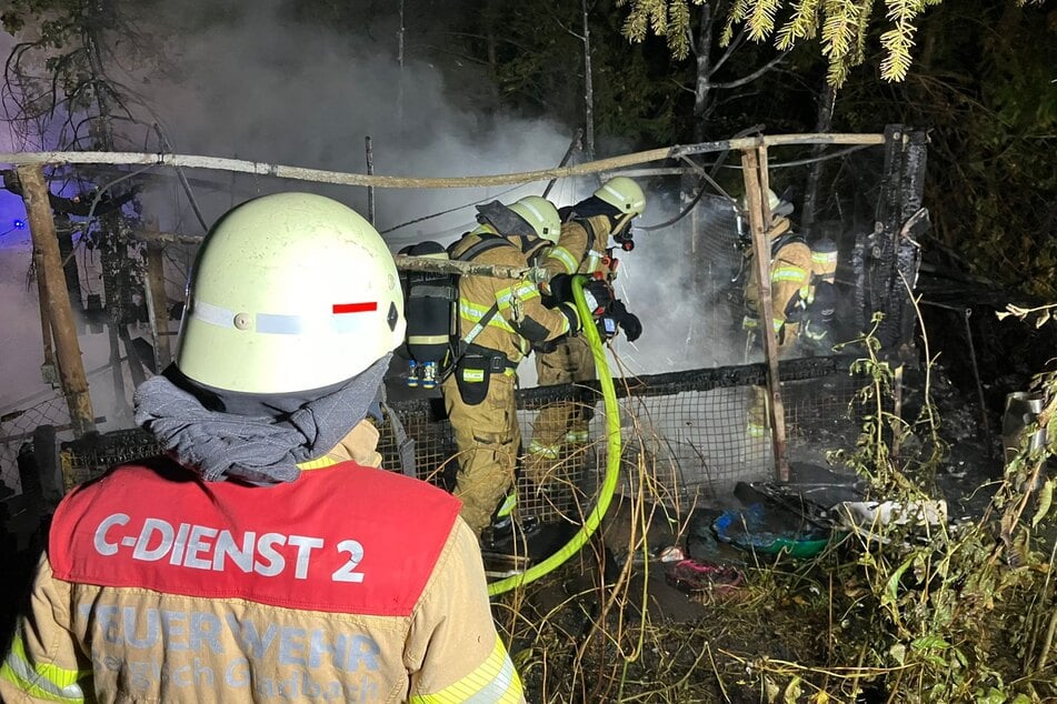 Obwohl die Kräfte die Flammen schnell unter Kontrolle brachten, brannte der Verschlag vollständig aus.