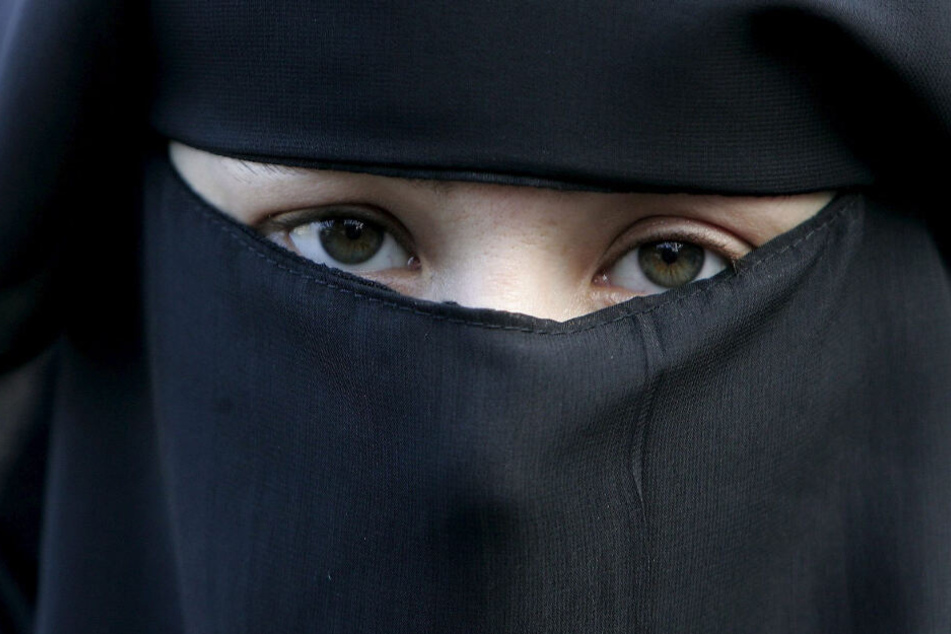 Gericht bestätigt: Schülerin darf Nikab im Unterricht tragen