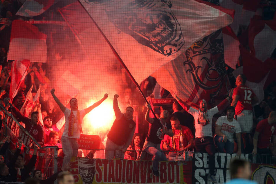 Kölner Anhänger brannten in Mainz mehrfach Bengalos ab.