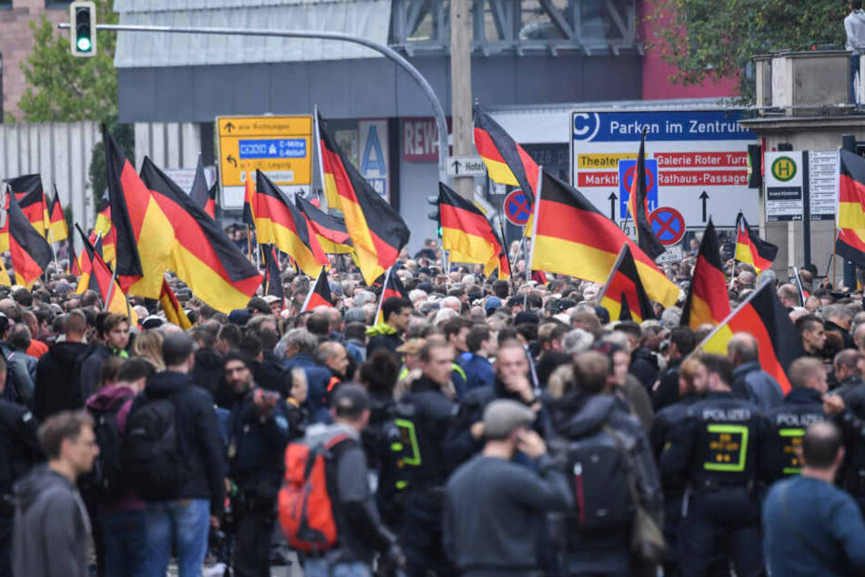Der Mann soll bei der gemeinsamen Kundgebung von AfD, Pegida und Pro Chemnitz am 1. September den Hitlergruß gezeigt haben.