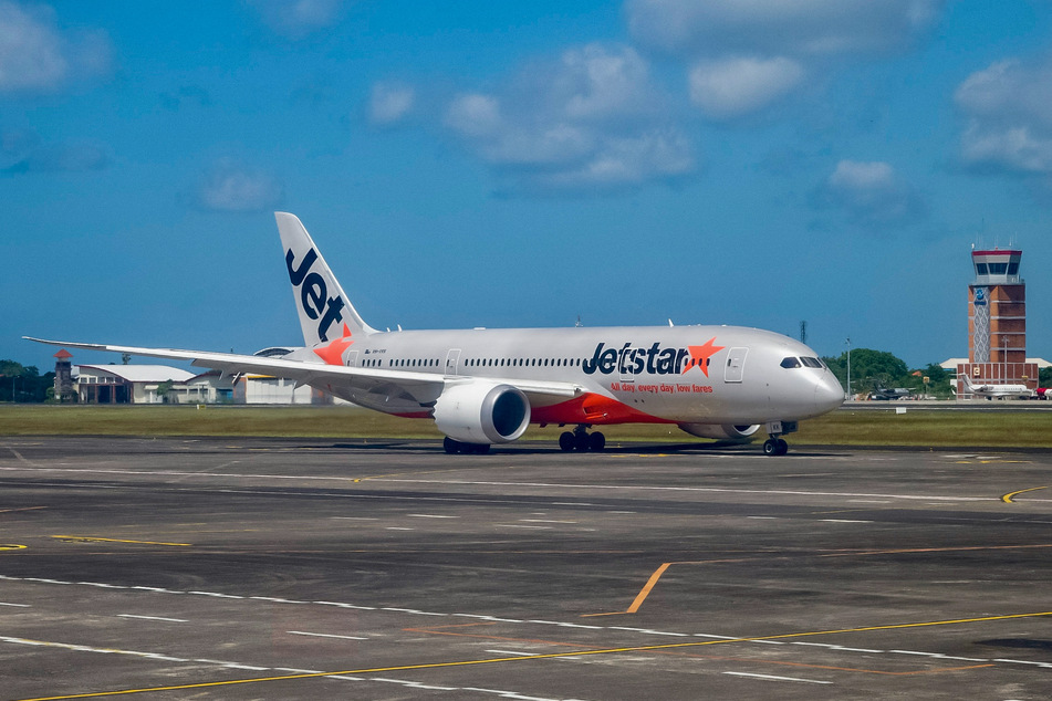 Den Flughafen in Denpasar auf der indonesischen Insel Bali erreichte ein Jetstar-Flieger am Montag nicht. Die Maschine musste nach Melbourne zurückfliegen. (Archivbild)