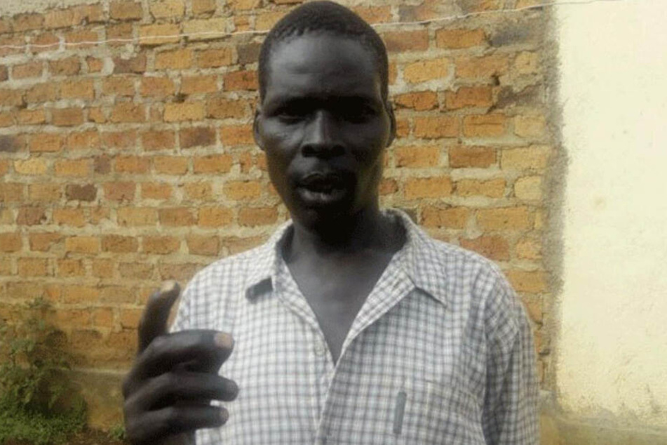 Die Gerüchte über meinen Tod sind schwer übertrieben: Kennedy Olwa (38) auf seiner eigenen Beerdigung.
