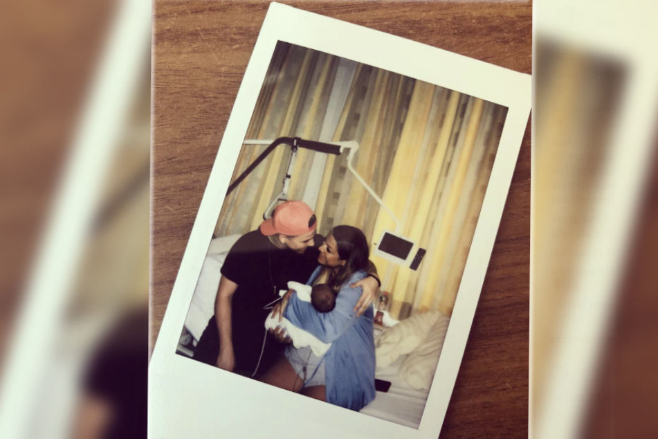 Jenefer und Matthias wirken überglücklich auf dem Foto mit Sohn Milan.