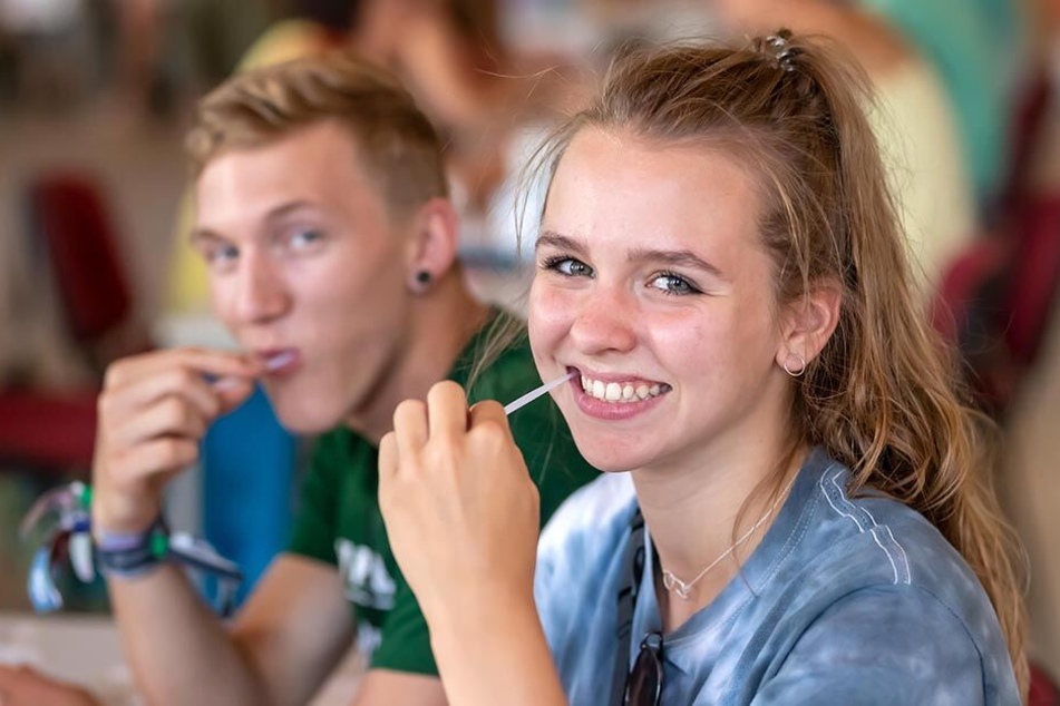 Ein Wangenabstrich, der Leben retten kann. Kira Wachs (17) und Lukas Wunderlich (17) kamen zur DKMS-Typisierung nach St. Egidien.