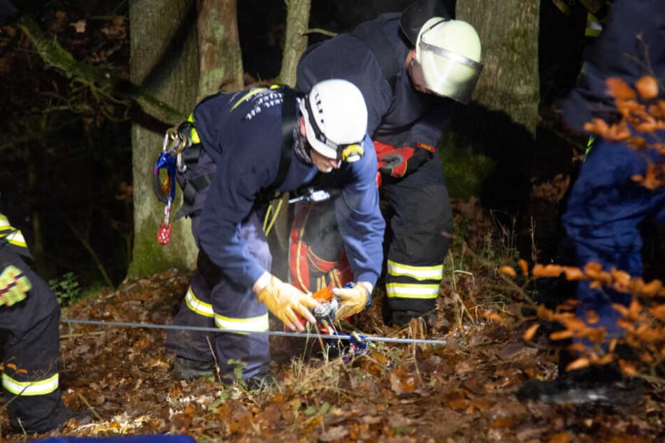 Sie retten die Frau mit vollem Einsatz.