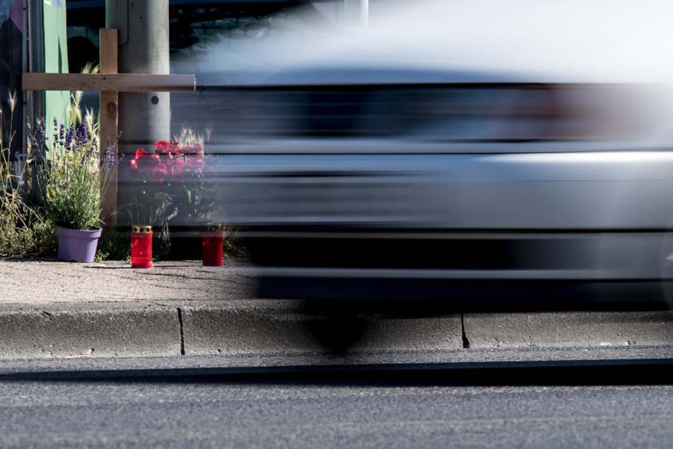 Der Autofahrer wurde offenbar von der Sonne geblendet und übersah die beiden Senioren. (Symbolbild)