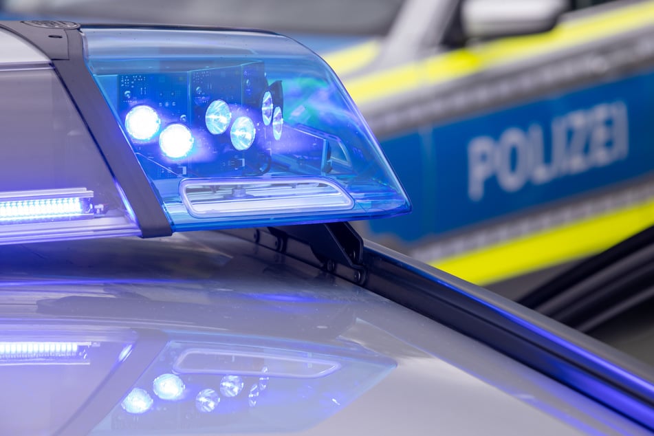 In Schleiz soll eine Frau aus einer Bushaltestelle heraus Gegenstände auf Autos und die Straße geworfen haben. (Archivbild)