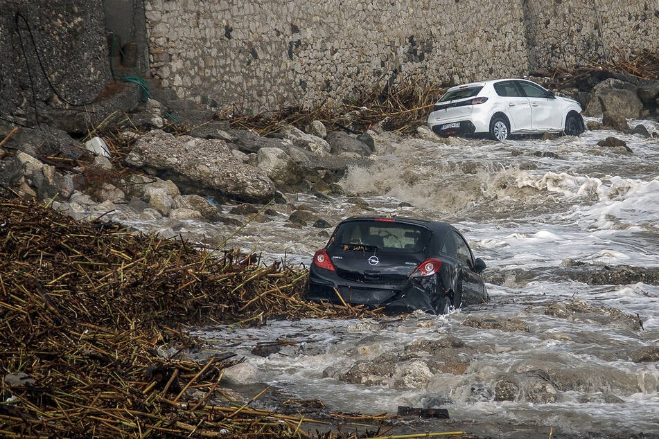 Heftige Unwetter über Urlaubsinsel: Auto ins Meer gespült, Fahrer stirbt