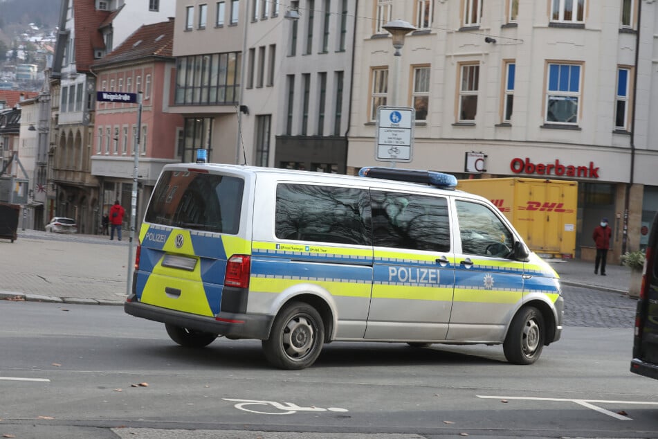 Ein Polizeifahrzeug fährt durch die Fußgängerzone im Stadt-Zentrum von Jena. Aufgrund der hohen Fallzahlen gelten in vielen Thüringer Regionen verschärfte Regeln.
