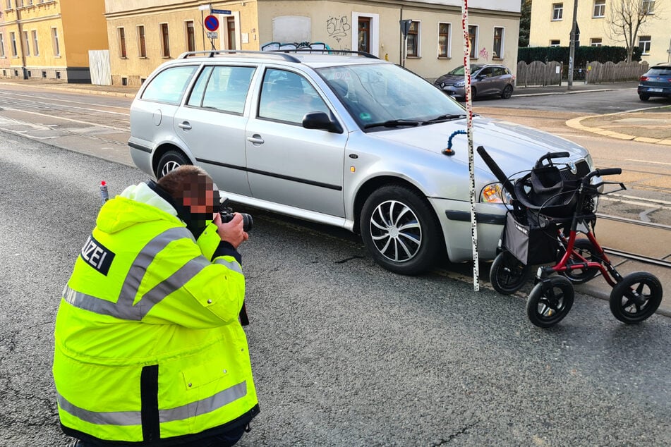 Ein Skoda erfasste eine Rentnerin (84) beim Überqueren der Leipziger Straße in Zwickau.