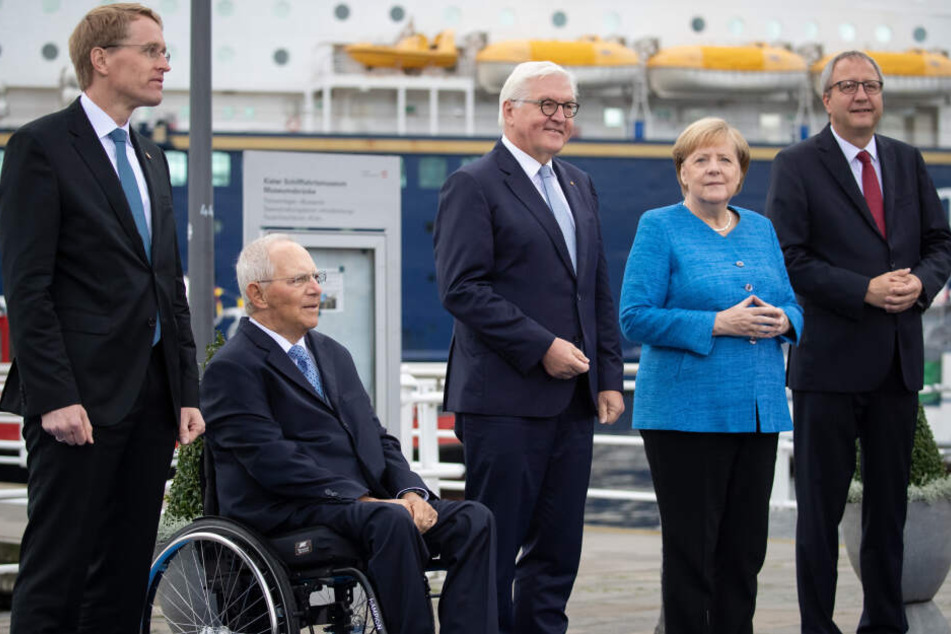 Daniel Günther (CDU, l-r), Wolfgang Schäuble (CDU), Bundespräsident Frank-Walter Steinmeier, Bundeskanzlerin Angela Merkel (CDU), und Andreas Voßkuhle, Präsident des Bundesverfassungsgerichts, an der Kieler Förde.