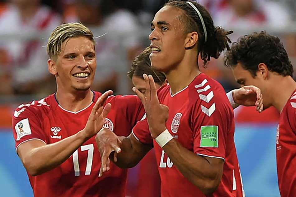 Yussuf Poulsen (weißer Haargummi, hier nach seinem Siegtreffer gegen Peru) steht angeblich im Fokus einiger Premier-League-Teams.