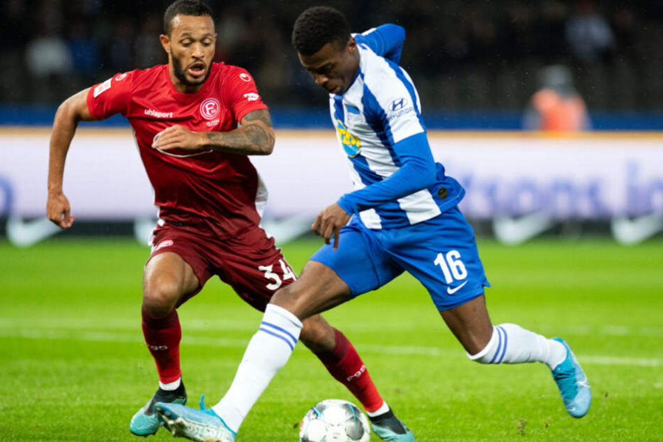 Herthas Javairo Dilrosun im Zweikampf mit Lewis Baker von Fortuna Düsseldorf.