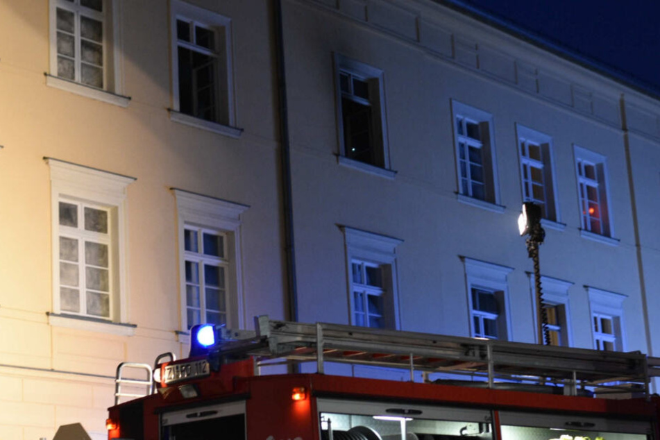 Fenster im Obergeschoss waren mit Ruß bedeckt.