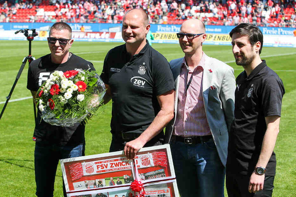 David Wagner (2.v.l.) wurde nach zehn Jahren beim FSV verabschiedet.