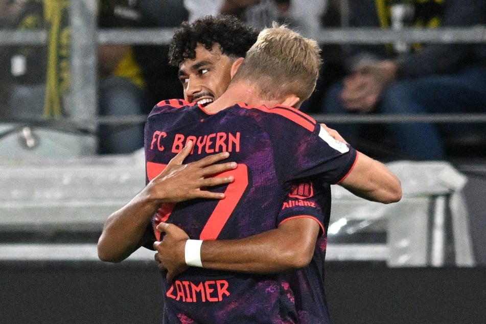 Nathaniel Brown (23, h.) bejubelt seinen Treffer mit FCB-Teamkollege Konrad Laimer (29).