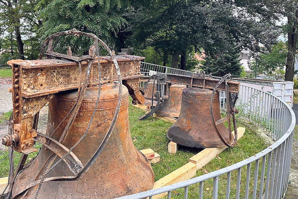 Nicht mehr zu retten! Die aus dem Brandschutt geborgenen Glocken aus dem Jahre 1919 sind zerstört, sollen aber als Denkmal erhalten bleiben.