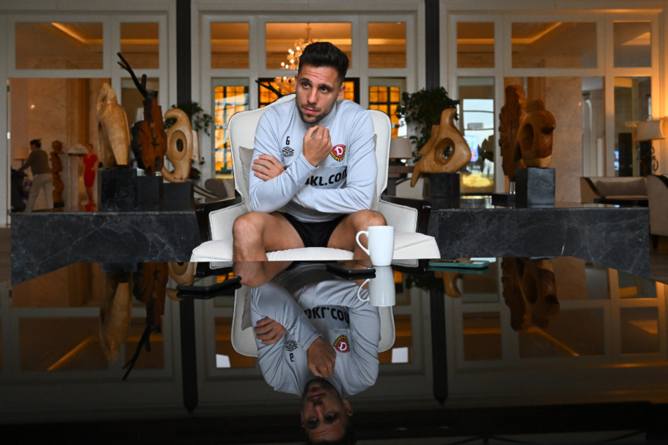 Der doppelte Ahmet Arslan (28) im Trainingslager in Belek. Er spiegelt sich im Tisch. Er ist wichtig für zwei - als Vorbereiter und Vollstrecker. Auf seiner Qualitäten kann sich Dynamo derzeit verlassen.