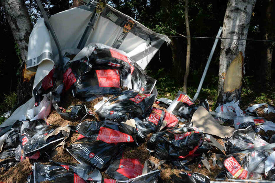 20 Tonnen Hundefutter landeten im Gras.