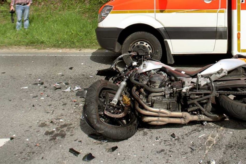 Bei einem Frontalcrash wurde ein Motorradfahrer getötet (Symbolbild).