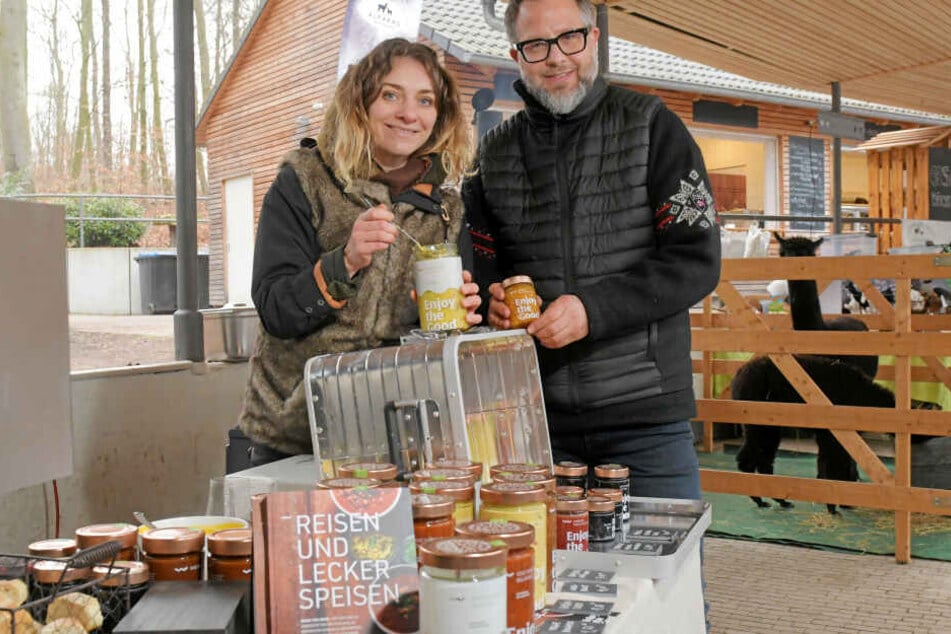 Essen auf Rädern klimpert im Glas: Bei "Enjoy the Good"-Erfinderin Sylvia Müller (35) und Sternekoch Stefan Hermann (49) stecken künftig Einweckgläser im Reisegepäck. Gestern feierte ihre mobile Reise-Kost auf dem Weißen Hirsch Premiere.