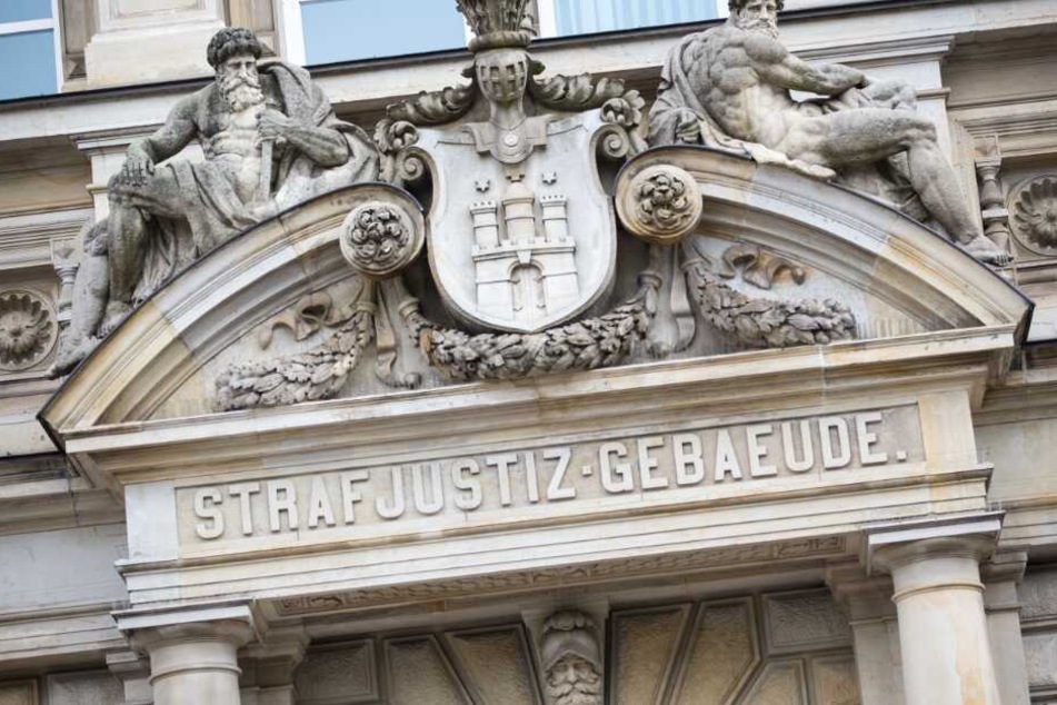 Sie drohten, Seniorin ein Ohr abzuschneiden: Drei Männer nach Raubüberfall vor Gericht