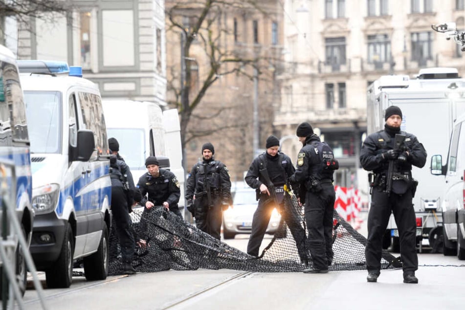 Polizisten positionieren im Rahmen der Münchner Sicherheitskonferenz ein Fangnetz.