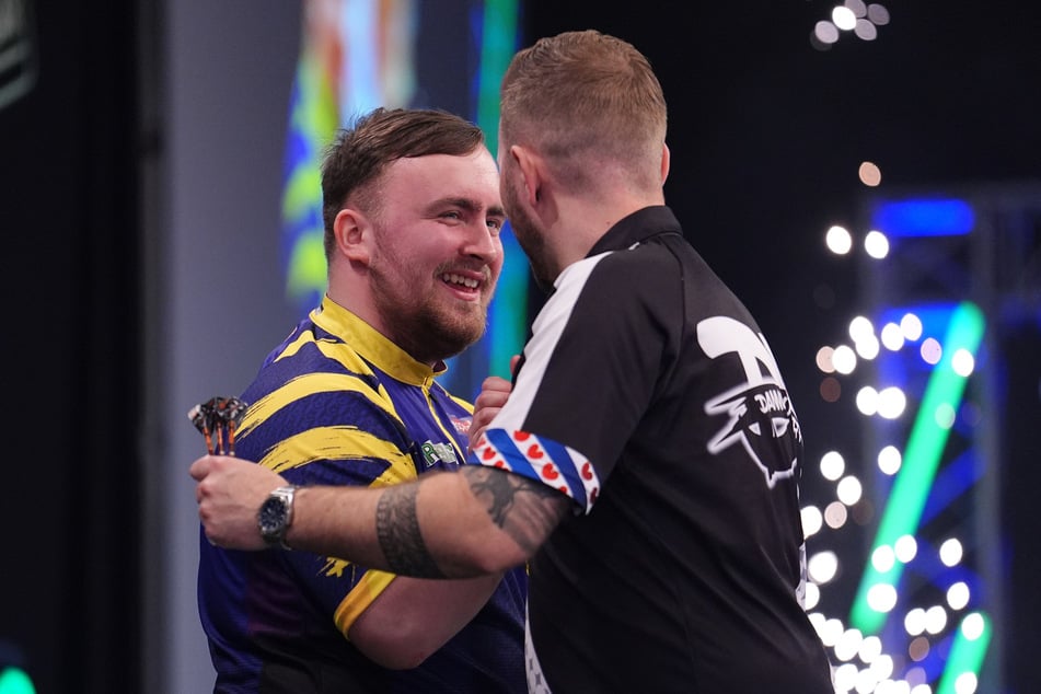 V čtvrtfinále UK Open se musel Danny Noppert (vpravo) podřídit pozdějšímu vítězi Lukeovi Littlerovi (19). (Archivní foto)