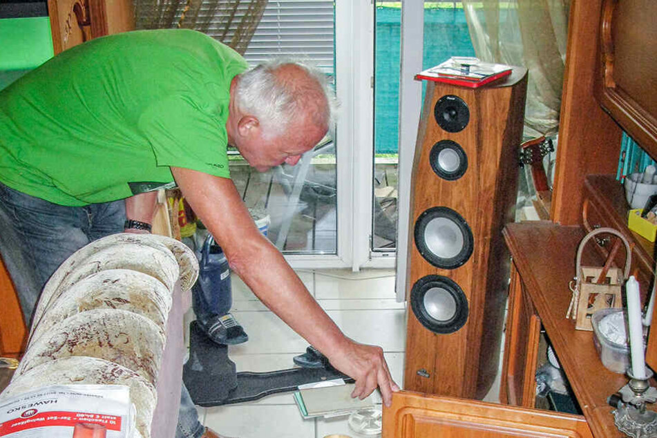 Einbrecher in der Emilienstraße: Klaus Schnabel (68) ist entsetzt über das Chaos in seiner Wohnung.