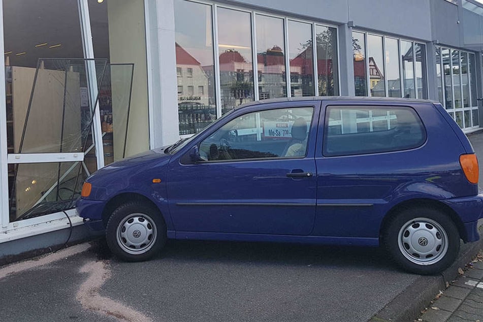 Mit voller Kraft drückte sie das Gas durch.