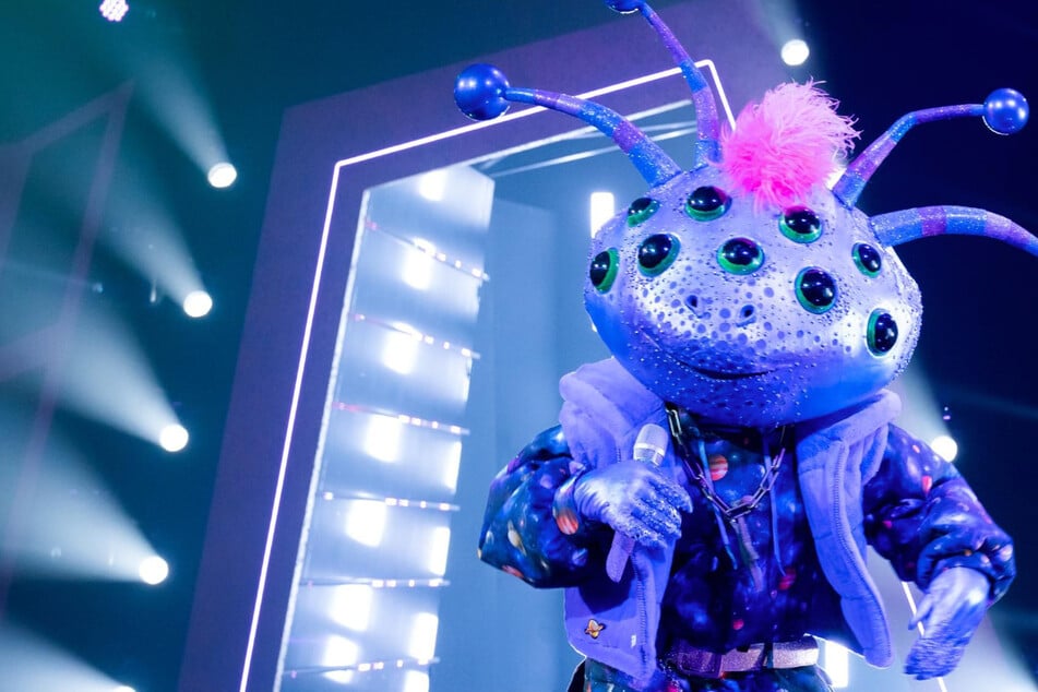 The Masked Singer: "Masked Singer": Realitystar im Alienkostüm versucht Stimme unkenntlich zu machen
