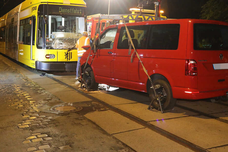 Warum die Frau auf der Loschwitzer Straße in die Bahn krachte, ist noch unklar.