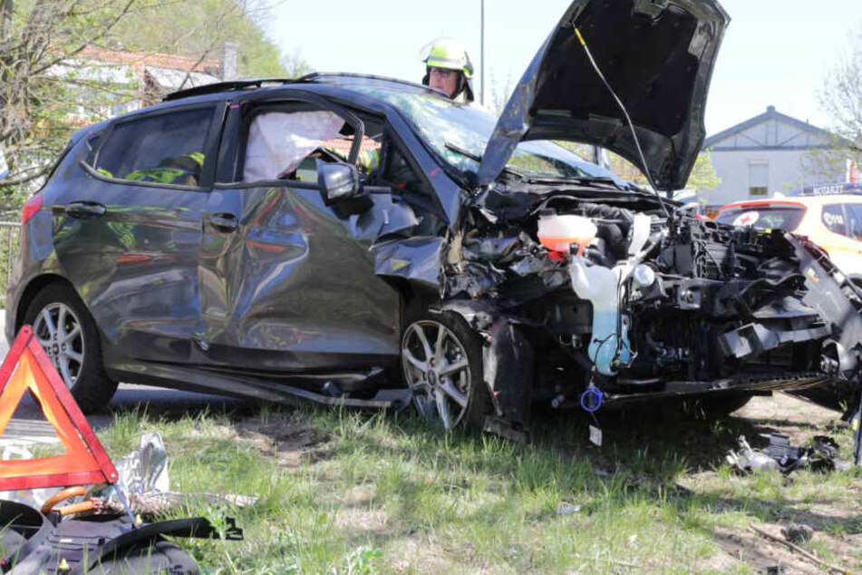 Ein 62 Jahre alter Autofahrer ist bei einem Verkehrsunfall in Bayern schwer verletzt worden.