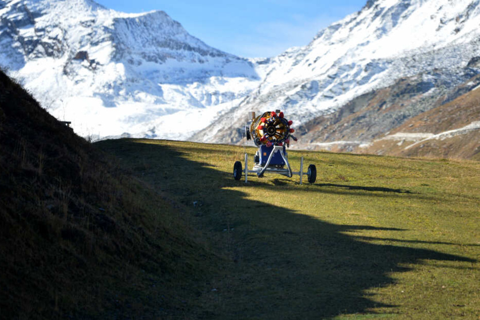 Oft muss eine Schneekanone nachhelfen, um die Pisten für die Wintersportler zu präparieren. (Archivbild)