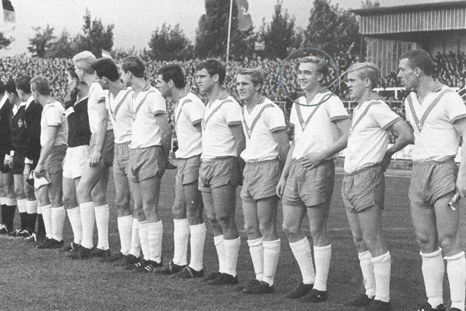 Siegmar Wätzlich (Dritter von rechts) bei der Europapokal-Premiere im Messecup im Heinz-Steyer-Stadion am 20. September 1967 beim Spiel Dynamo Dresden gegen Glasgow Rangers.