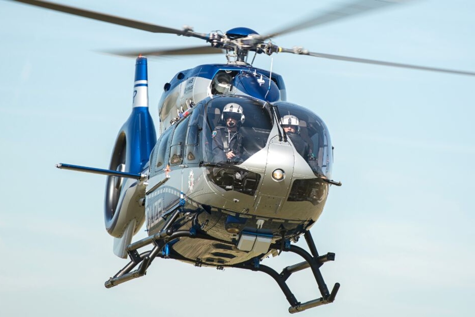 Ein Polizeihubschrauber machte sich auf die Suche nach der Frau. (Symbolbild)