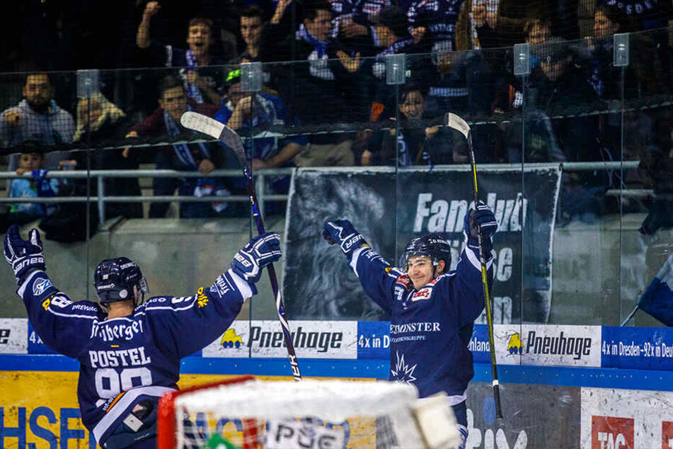 Eislöwe Dennis Palka (r.) bejubelt mit seinem Teamkollegen Niklas Postel seinen Treffer zum 3:1.
