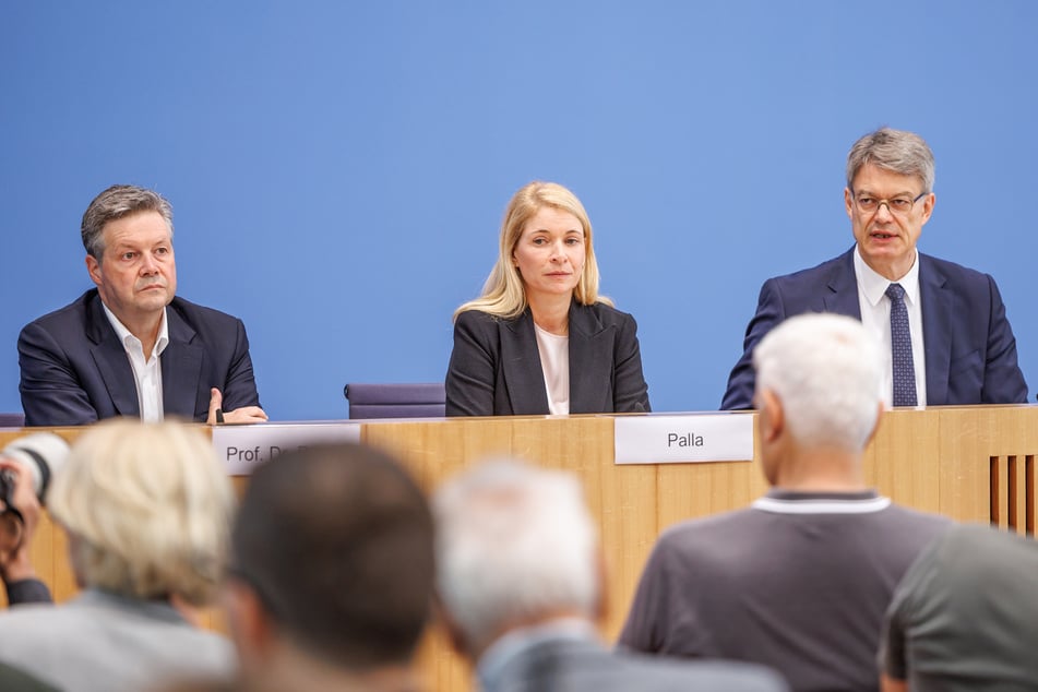 Bundesverkehrsminister Patrick Schnieder (57, CDU, r.), die designierte neue Bahnchefin Evelyn Palla (52, M.) und Dirk Rompf (44) haben am Montag zusammen die neue Bahn-Strategie vorgestellt.