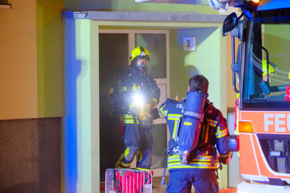 Unter Atemschutz betraten die Kameraden das Haus und löschten das Feuer.