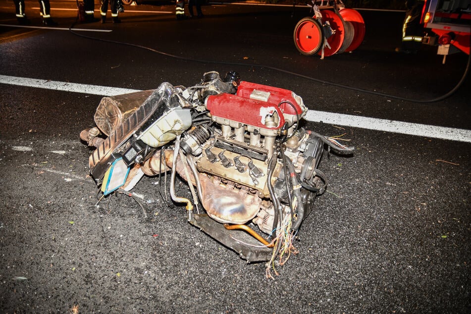 Durch die Kräfte, die bei dem Unfall auf der A9 wirkten, ist der Motor aus dem Sportwagen gerissen worden.