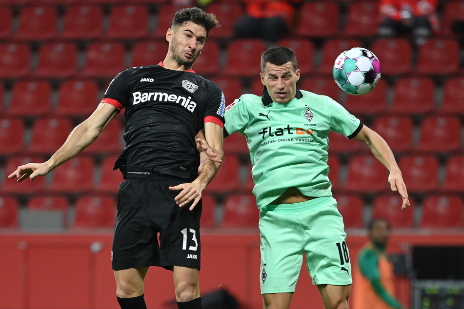 Leverkusens Stürmer Lucas Alario (28, l.) und Mönchengladbachs österreichischer Verteidiger Stefan Lainer (28) kämpfen um den Ball.