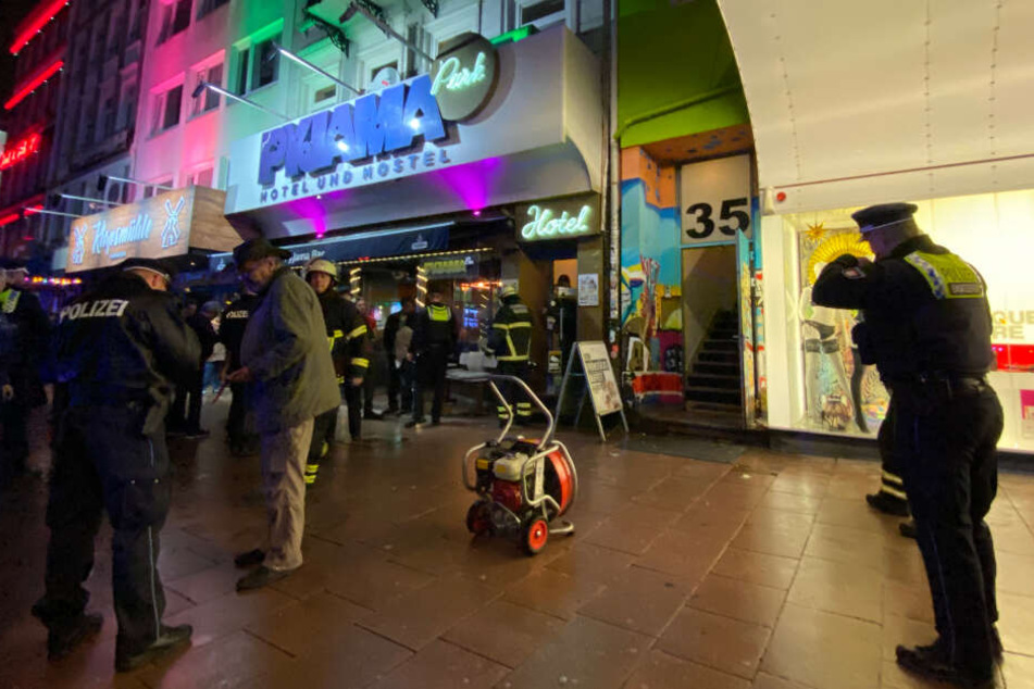 Brennende Matratze löst Großeinsatz auf der Reeperbahn aus