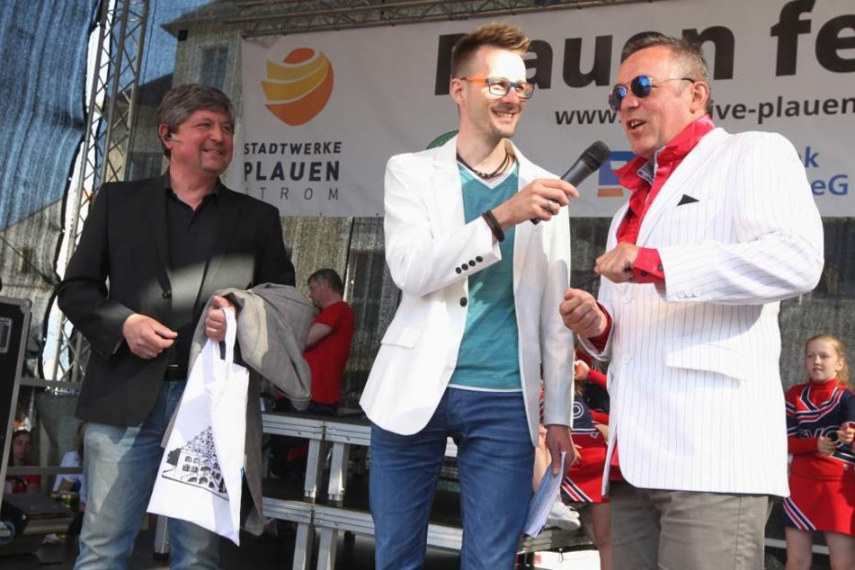 Top, die Wette gilt! OB Ralf Oberdorfer will den King auferstehen lassen - und zwar gleich hundertmal. Beim Plauener Stadtfest zeigte er, wie das aussehen soll.
