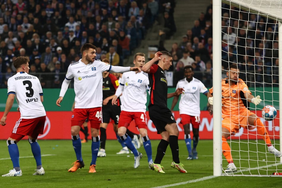 Im DFB-Pokal-Halbfinale 2022 musste sich der HSV dem SC Freiburg geschlagen geben. Gelingt den Rothosen heute Abend die Revanche?